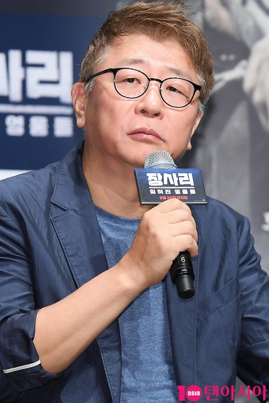 곽경택 감독이 21일 오전 서울 신사동 CGV 압구정에서 열린 영화 ‘장사리:잊혀진 영웅들’ 제작보고회에서 영화에 대해 설명하고 있다./ 이승현 기자 lsh87@