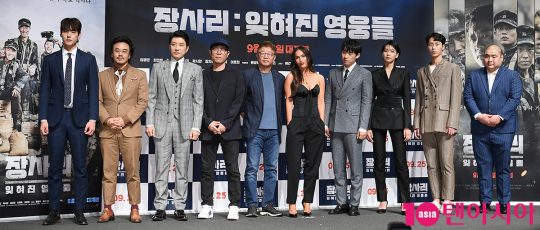 배우 곽시양(왼쪽부터), 김인권, 김명민, 김태훈 감독, 곽경택 감독, 메간 폭스, 김성철, 이재욱, 장지건이 21일 오전 서울 신사동 CGV압구정에서 열린 영화 ‘장사리: 잊혀진 영웅들’ 제작보고회에 참석했다./ 이승현 기자 lsh87@