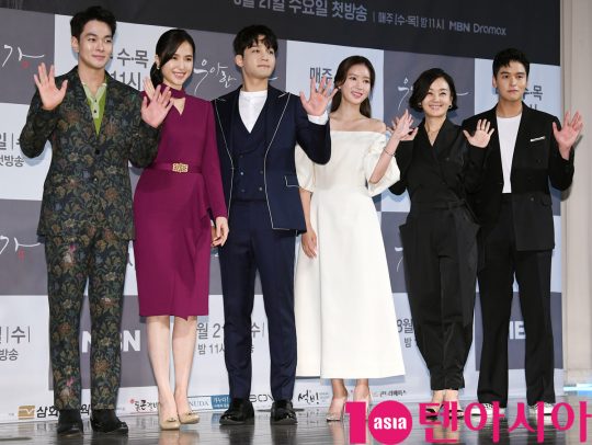 배우 이규한(왼쪽부터), 공현주, 김진우, 임수향, 배종옥, 이장우가 21일 오후 서울 잠원동 더 리버사이드 호텔에서 열린 MBN·드라맥스 새 수목드라마 ‘우아한 가’ 제작발표회에 참석했다. /조준원 기자 wizard333@