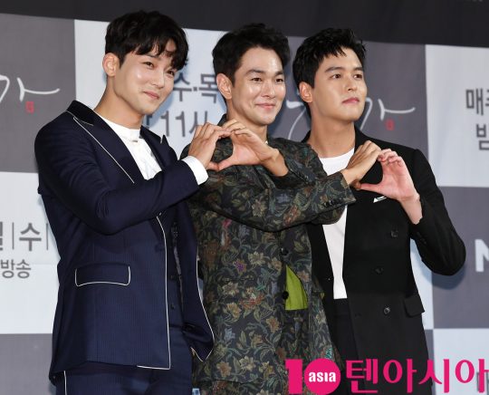 배우 김진우,이규한,이장우(왼쪽부터)가 21일 오후 서울 서초구 잠원동 더 리버사이드 호텔에서 열린 MBN-드라맥스 새 수목드라마 ‘우아한 가(家)’ 제작발표회에 참석하고 있다.