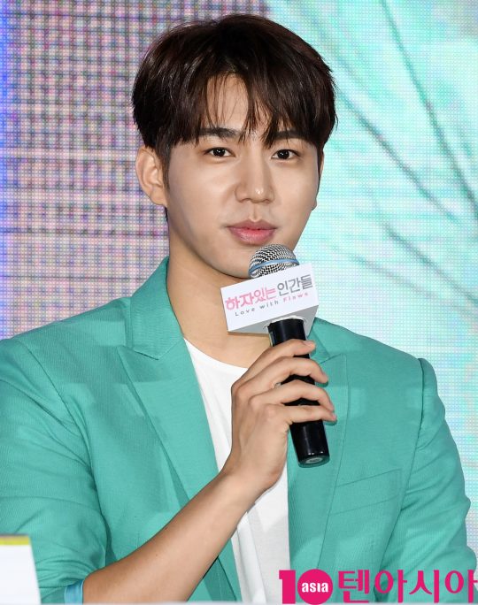 배우 김재용이 22일 오후 서울 삼성동 코엑스에서 열린 MBC 새 수목드라마 ‘하자 있는 인간들‘ 제작발표회에 참석하고 있다.