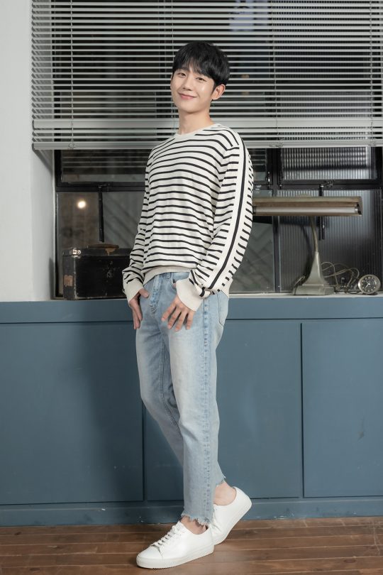 영화에서 현우는 내내 티셔츠에 청바지, 단출한 차림이다. “현우에게 필요한 ‘강력한 한두 개’에 미수, 카메라, 옷이 포함되죠.” / 사진제공=CGV아트하우스