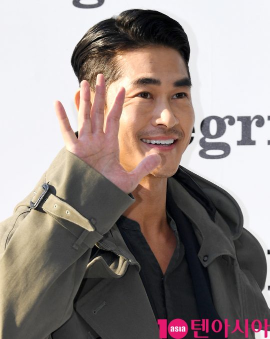 배우 배정남이 22일 오후 서울 신사동 LF 라움이스트에서 열린 알레그리의 포토콜 행사에 참석하고 있다.