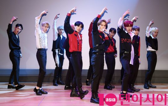12인조 신인 보이그룹 N.CUS(엔쿠스)(이오스,환, 명, 서석진, 성섭, 호진, 은택, 순, IF(이프), 유안, 승용, 현민)가 27일 오전 서울 상암동 에스플렉스센터에서 열린 데뷔 미니앨범 ‘MATCHLESS LOVE’ 쇼케이스에 참석해 멋진공연을 선보이고 있다.