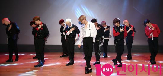 12인조 신인 보이그룹 N.CUS(엔쿠스)(이오스,환, 명, 서석진, 성섭, 호진, 은택, 순, IF(이프), 유안, 승용, 현민)가 27일 오전 서울 상암동 에스플렉스센터에서 열린 데뷔 미니앨범 ‘MATCHLESS LOVE’ 쇼케이스에 참석해 멋진공연을 선보이고 있다.