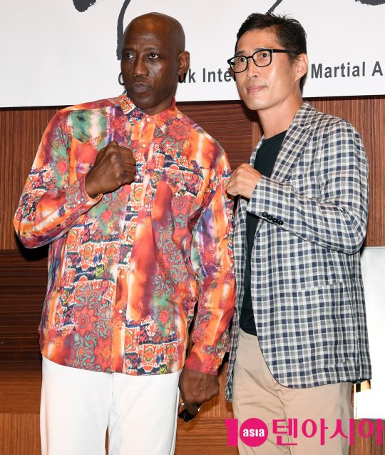 할리우드 배우 웨슬리 스나입스 (Wesley Snipes) 와 정두홍 무술감독이 28일 오전 서울 장충동 신라호텔에서 열린 ‘2019 충북국제무예액션영화제’ 내한 기자회견에 참석하고 있다.