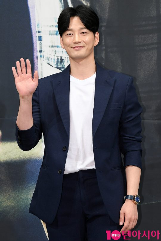 배우 이현욱