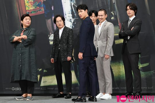 배우 이정은(왼쪽부터), 이중옥, 임시완, 이현욱, 박종환, 이동욱
