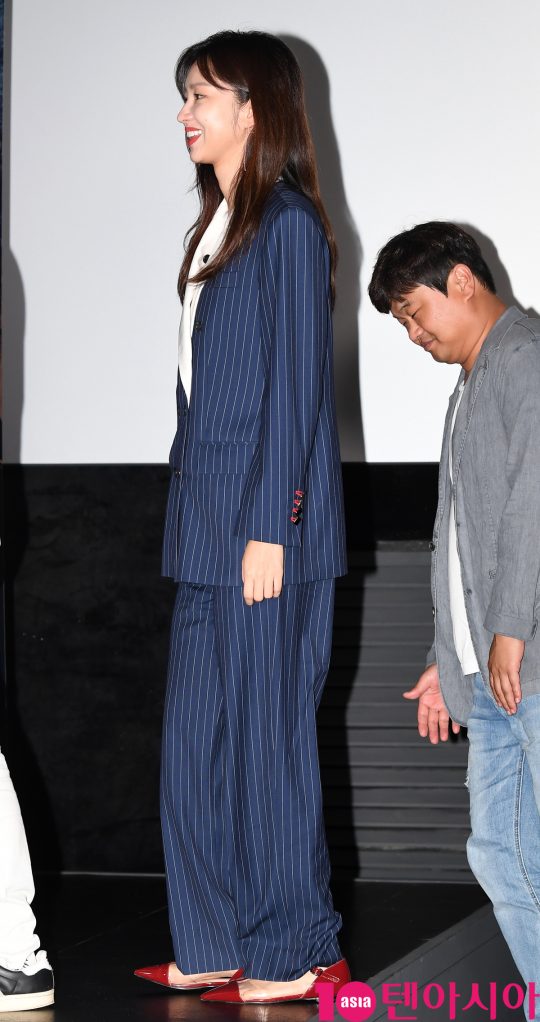 배우 최유화가 28일 오후 서울 자양동 롯데시네마 건대입구점에서 열린 영화 ‘타짜: 원 아이드 잭’ 언론시사회에 참석하고 있다.