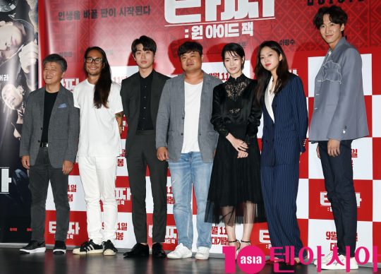 권해효,류승범,박정민,권오광 감독,임지연,최유화,이광수(왼쪽부터)가 28일 오후 서울 자양동 롯데시네마 건대입구점에서 열린 영화 ‘타짜: 원 아이드 잭’ 언론시사회에 참석하고 있다.