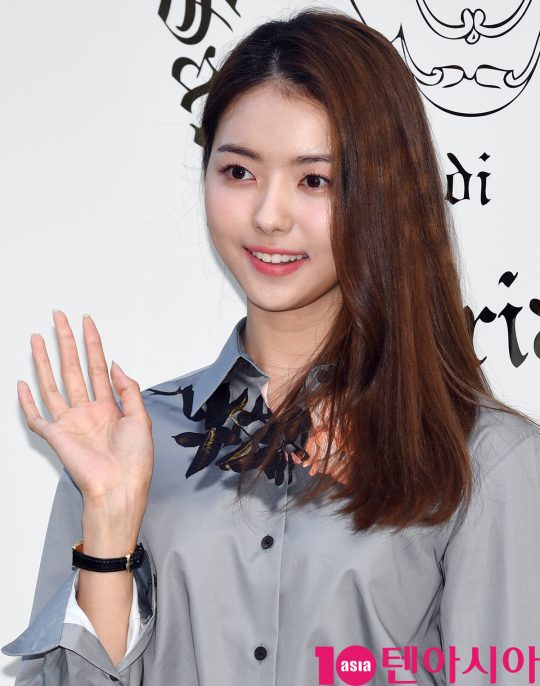 가수 임나영이 29일 오후 서울 한남동 이탈리아 대사관저에서 열린 코스메틱 브랜드 산타 마리아 노벨라 포토콜 행사에 참석하고 있다.