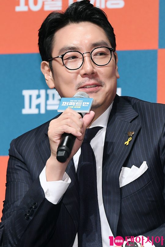 배우 조진웅이 30일 오전 서울 신사동 CGV 압구정에서 열린 영화 ‘퍼펙트맨’ 제작보고회에 참석해 인사말을 하고 있다.