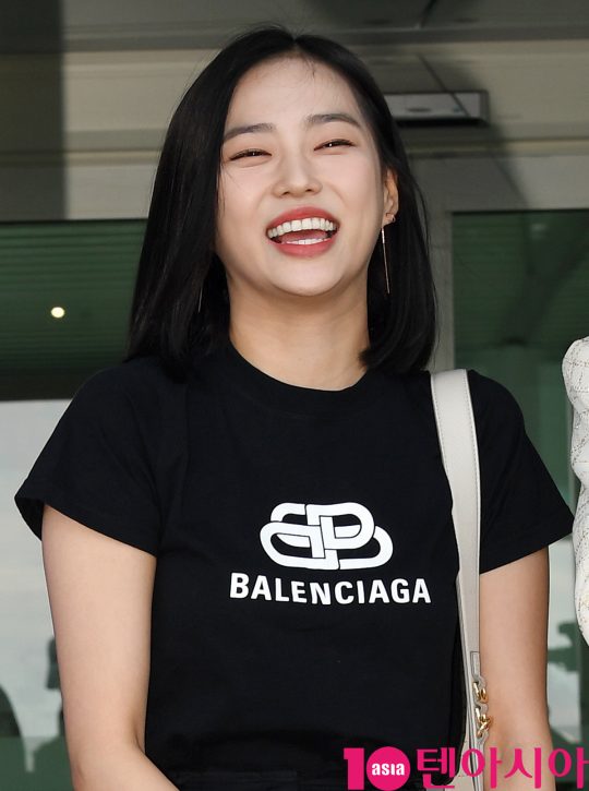 걸그룹 CLC(오승희, 최유진, 장승연, 손, 장예은, 엘키, 권은빈) 장예은이 30일 오전 K-Content EXPO Russia 2019 참석차 인천국제공항을 통해 러시아 모스크바로 출국하고 있다.