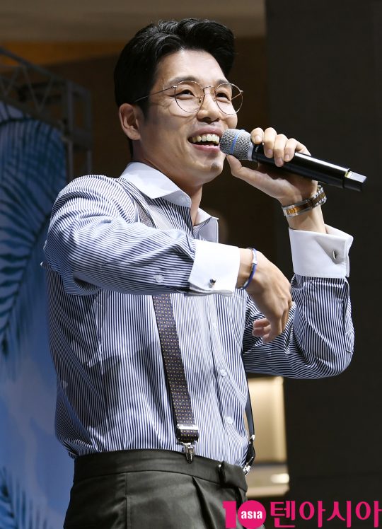 가수 이창민이 31일 오후 부산광역시 부전동 롯데백화점 부산본점 엘아레나에서 열린 엔제리너스 루프탑 커피콘서트에 참석해 멋진공연을 선보이고 있다.