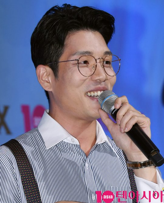 가수 이창민이 31일 오후 부산광역시 부전동 롯데백화점 부산본점 엘아레나에서 열린 엔제리너스 루프탑 커피콘서트에 참석해 멋진공연을 선보이고 있다.