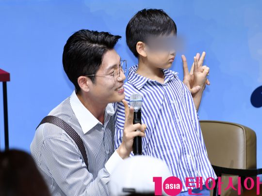 가수 이창민이 31일 오후 부산광역시 부전동 롯데백화점 부산본점 엘아레나에서 열린 엔제리너스 루프탑 커피콘서트에 참석하고 있다.