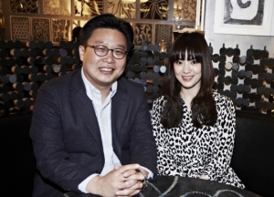 송혜교·서경덕 교수, 광복절 맞아 중경임시정부청사에 한글안내서 기증
