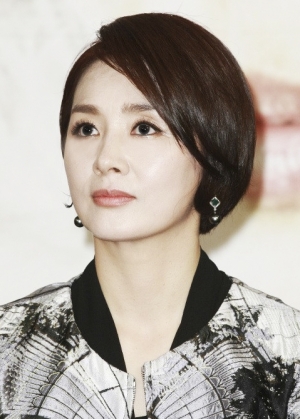 이응경, '쌉니다 천리마마트' 출연···이동휘 엄마 役