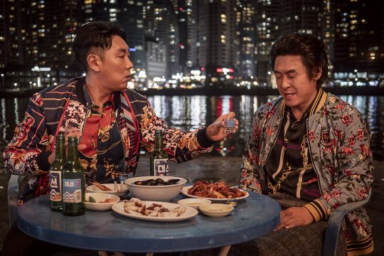영화 ‘퍼펙트맨’에 출연한 배우 조진웅(왼쪽), 설경구. / 제공=쇼박스