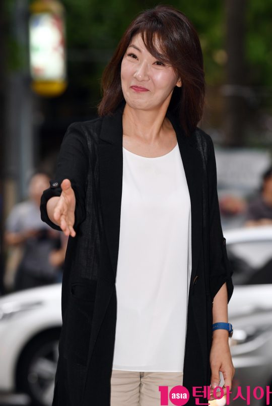 배우 서이숙이 1일 오후 서울 여의도 한 음식점에서 열린 tvN 토일드라마 ‘호텔 델루나’ 종방연에 참석하고 있다.
