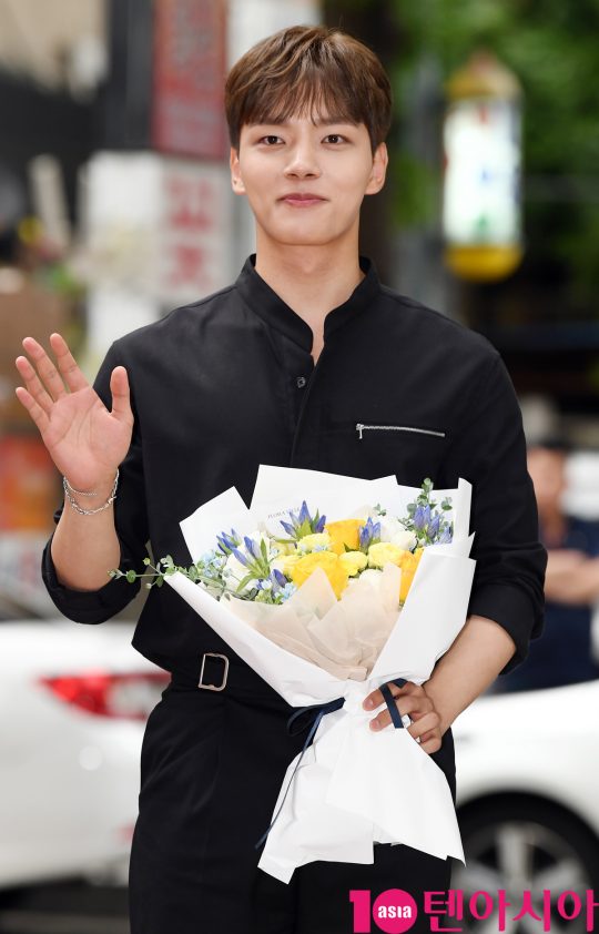 배우 여진구가 1일 오후 서울 여의도 한 음식점에서 열린 tvN 토일드라마 ‘호텔 델루나’ 종방연에 참석하고 있다.