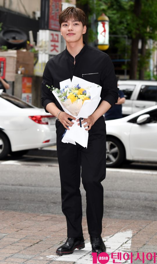 배우 여진구가 1일 오후 서울 여의도 한 음식점에서 열린 tvN 토일드라마 ‘호텔 델루나’ 종방연에 참석하고 있다.