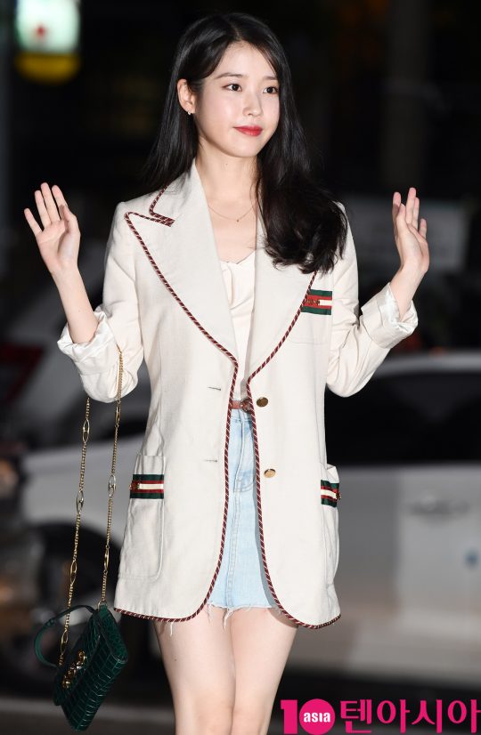 배우 이지은이 1일 오후 서울 여의도 한 음식점에서 열린 tvN 토일드라마 ‘호텔 델루나’ 종방연에 참석하고 있다.