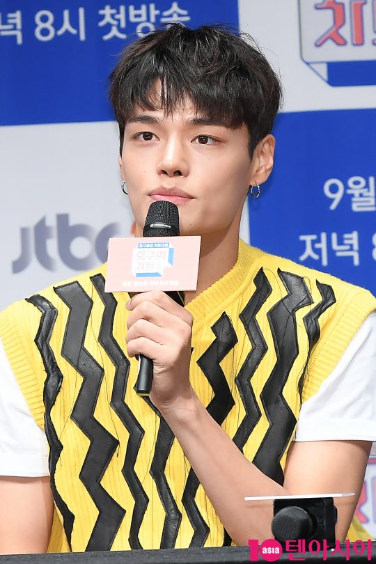 모델 정혁이 4일 오전 서울 상암동 JTBC에서 열린 JTBC2 예능 ‘호구의 차트’ 제작발표회에 참석해 인사말을 하고 있다.