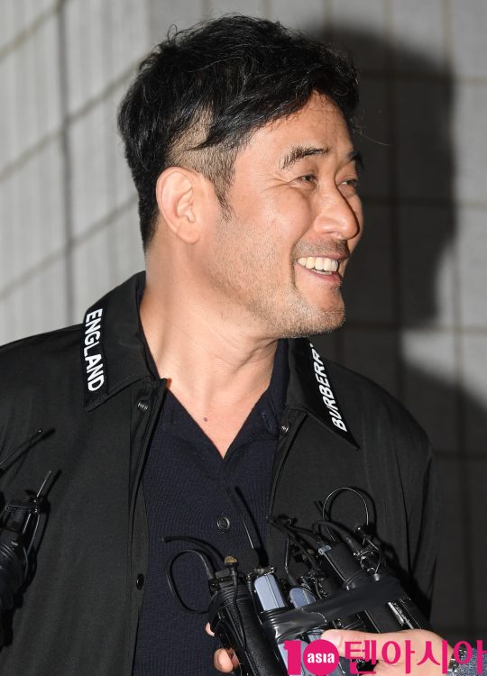 배우 최민수가 4일 오후 서울 양천구 목동 서울남부지방법원에서 열리는 보복운전 혐의 선고공판 출석을 위해 법원에 들어섰다.