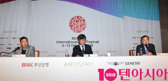 차승재 아시아필름마켓 운영위원장(왼쪽부터), 이용관 이사장, 전양준 집행위원장이 4일 오후 서울 중구 세종대로 한국프레스센터에서제24회 부산국제영화제 공식 기자회견을 갖고 있다. /조준원 기자 wizard333@