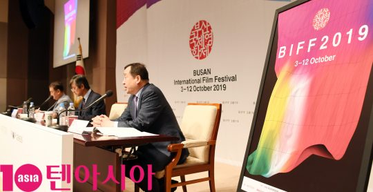 차승재 아시아필름마켓 운영위원장, 이용관 이사장, 전양준 집행위원장(왼쪽부터)이 4일 오후 사울 중구 세종대로 한국프레스센터에서 열린 제24회 부산국제영화제(BIFF) 공식 기자회견에 참석했다.