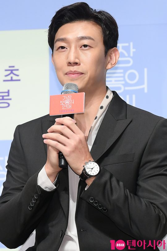 배우 강기영이 5일 오전 서울 신사동 CGV 압구정에서 열린 영화 ‘가장 보통의 연애’ 제작보고회에 참석했다./ 이승현 기자 lsh87@