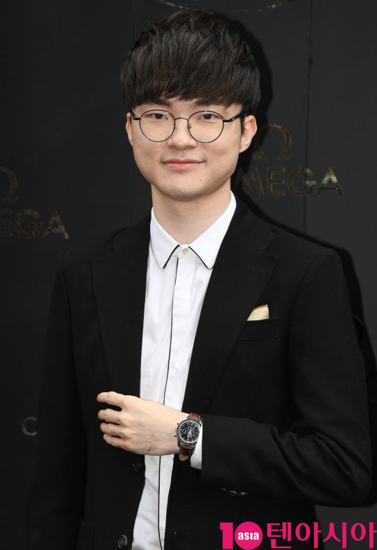 프로게이머 페이커가 5일 오전 서울 삼성동 코엑스 아티움에서 열린 오메가, ‘스피드마스터’ 아폴로 11 달 착륙 50주년 기념행사에 참석하고 있다.