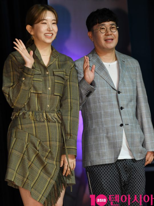 가수 케이시(왼쪽)와 조영수 작곡가./ 조준원 기자 wizard333@
