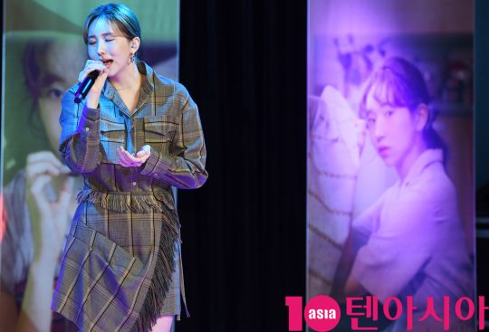 가수 케이시가 5일 오후 4시 서울 청담동 일지아트홀에서 열린 두 번째 미니앨범 ‘리와인드(Rewind)’ 발매 기념 쇼케이스에서 ‘가을밤 떠난 너’를 부르고 있다./ 조준원 기자 wizard333@
