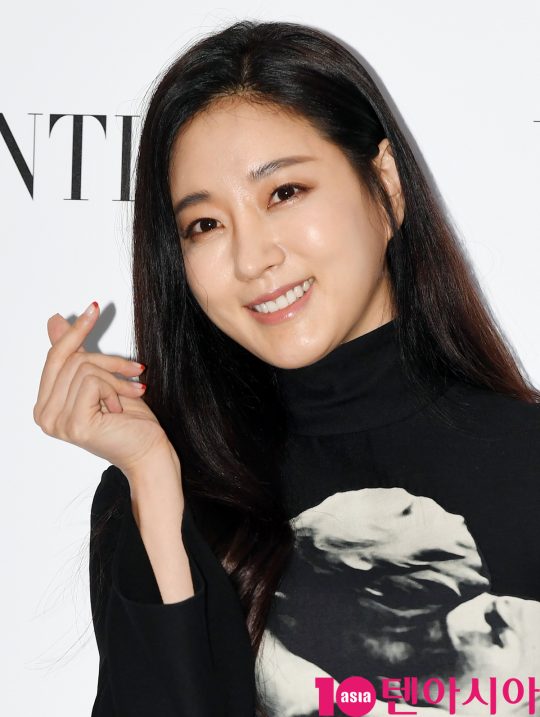 배우 김사랑이 5일 오후 서울 성동구 피어59스튜디오에서 열린 발렌티노의 포토콜 행사에 참석하고 있다.