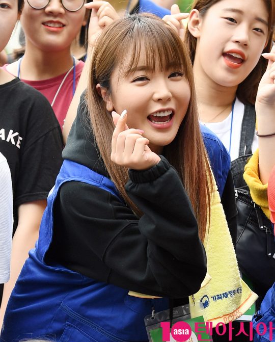 가수 홍진영이 6일 오전 서울 원지동 대원주말농장서 열린 제12기 행복공감봉사단 3차 봉사활동에 참석하고 있다.