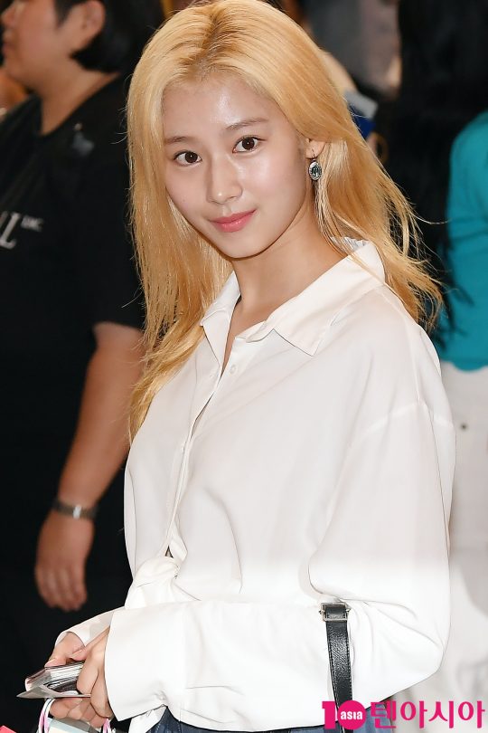 그룹 트와이스 사나