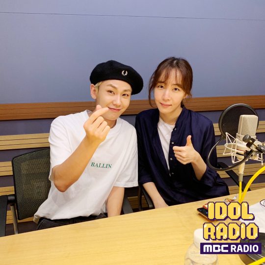 MBC 표준FM ‘아이돌 라디오’에 출연한 비투비의 정일훈(왼쪽), 작사가 김이나. /사진제공=MBC