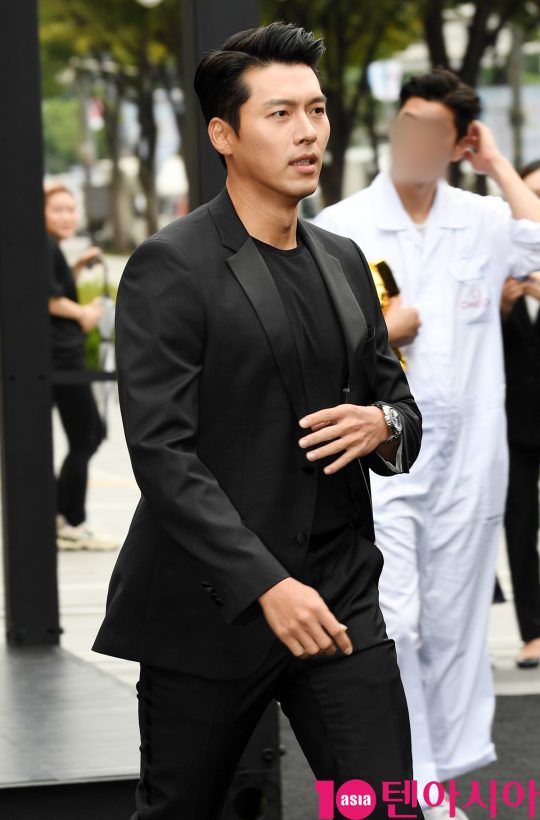 배우 현빈이 9일 오후 서울 삼성동 코엑스 아티움에서 열린 오메가, ‘스피드마스터’ 아폴로 11 달 착륙 50주년 기념행사에 참석하고 있다.