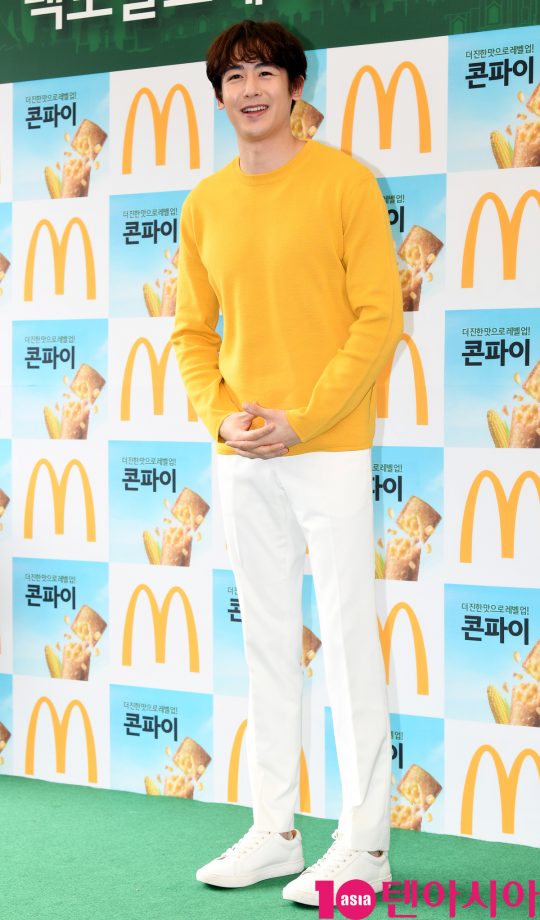 그룹 2PM의 닉쿤이 10일 오전 서울 상암동 맥도날드 상암DMC점 앞에서 열린 맥도날드 콘파이 출시행사에 참석하고 있다.