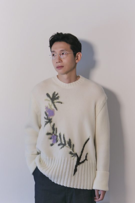봉태규는 배우라는 일의 매력을 ‘기록’으로 꼽았다. “부담스럽고 무서운 일일 수도 있지만 개인의 아카이브가 쌓인다는 건 매력적인 일이에요.” /사진제공=iMe KOREA