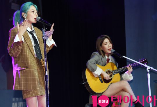 여성 듀오 볼빨간 사춘기(안지영,우지윤)가 10일 서울 강남구 청담동 일지아트홀에서 열린 새 미니앨범 ’Two Five’ 발매 기념 쇼케이스에서 열정적인 무대를 선보이고 있다.
