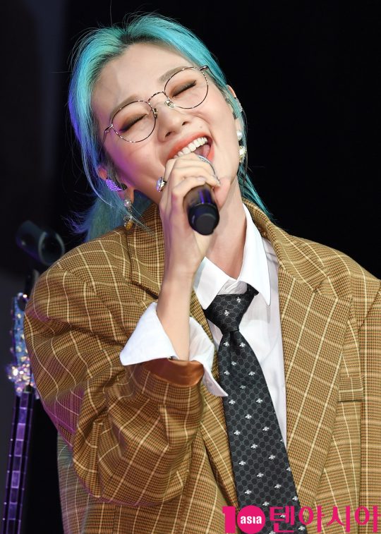 여성 듀오 볼빨간 사춘기(안지영,우지윤) 안지영이 10일 서울 강남구 청담동 일지아트홀에서 열린 새 미니앨범 ’Two Five’ 발매 기념 쇼케이스에서 열정적인 무대를 선보이고 있다.