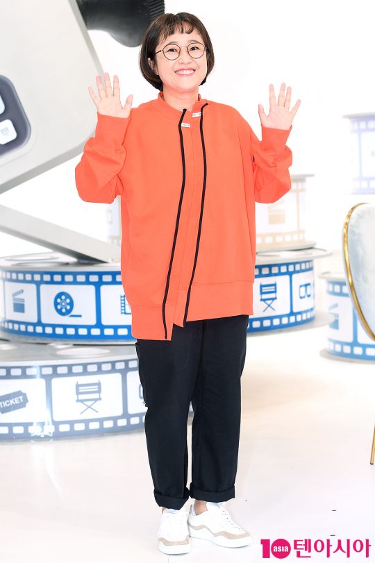 방송인 송은이가 11일 오전 경기도 일산 빛마루 방송지원센터에서 열린 스카이드라마 예능 ‘송은이 김숙의 영화보장’ 촬영 현장에서 인사하고 있다./ 서예진 기자 yejin@