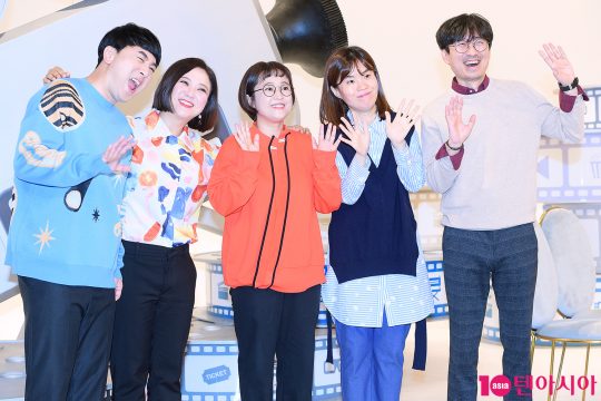 방송인 황제성(왼쪽부터), 김숙, 송은이, 박지선, 영화감독 장항준이 11일 오전 경기 일산 빛마루 방송지원센터에서 열린 스카이드라마 예능 ‘송은이 김숙의 영화보장’ 촬영 현장에 참석했다./ 서예진 기자 yejin@