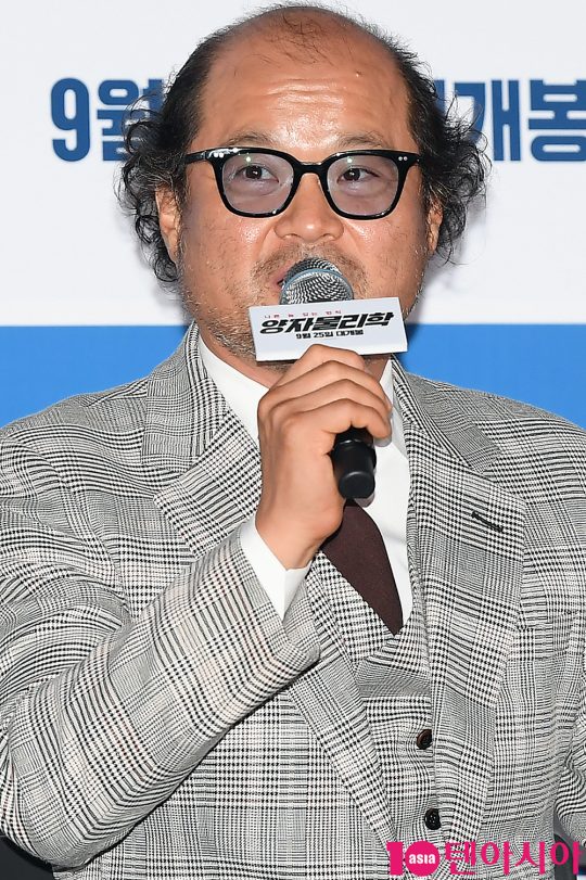 배우 김상호가 11일 오후 서울 용산 CGV 아이파크몰에서 열린 영화 ‘양자물리학’ 언론시사회에 참석해 인사말을 하고 있다.