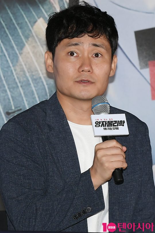 이성태 감독이 11일 오후 서울 한강로 CGV용산아이파크몰에서 열린 영화 ‘양자물리학’ 언론시사회에 참석해 인사말을 하고 있다./ 이승현 기자 lsh87@