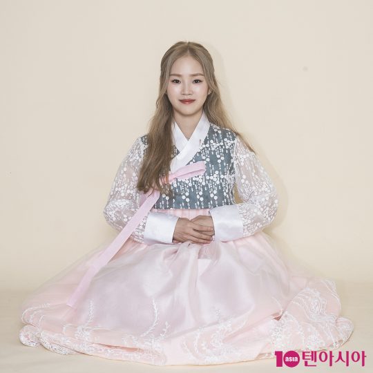 한복을 입고 데뷔 후 첫 추석 인사를 전한 싱어송라이터 겸 프로듀서 애런./ 이승현 기자 lsh87@