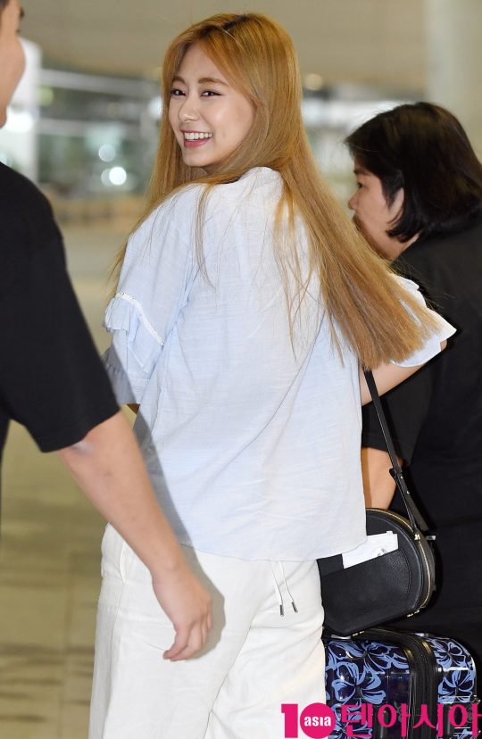 걸그룹 트와이스 쯔위가 12일 오전 개인일정 참석차 인천국제공항을 통해 대만으로 출국하고 있다.
